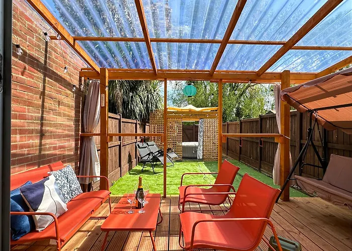 Luxury Central 2-Bed Townhouse - Parking, Hot Tub & Fire Pit