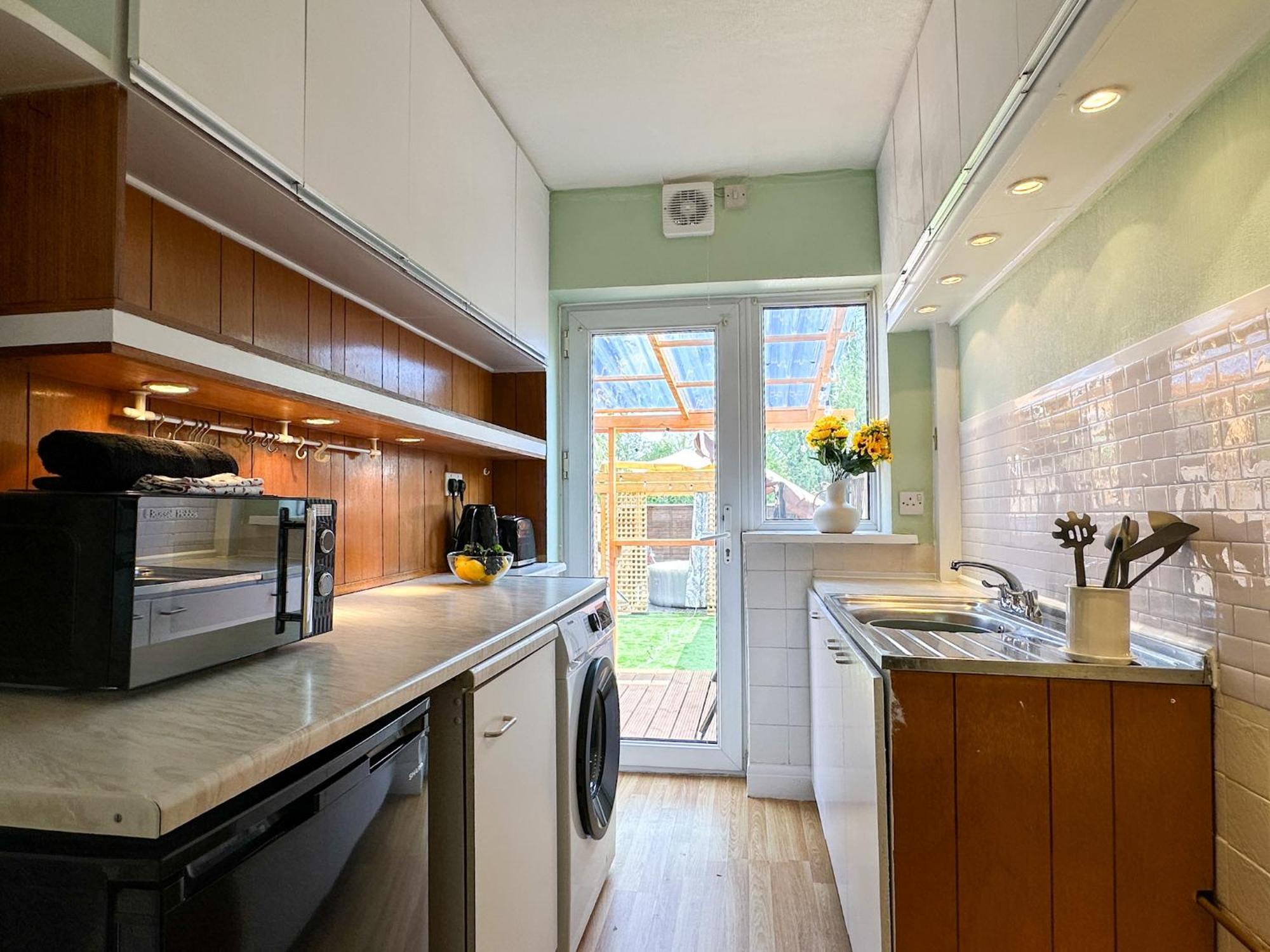 Luxury 2-bed Townhouse - Parking, Hot Tub & Fire Pit Villa