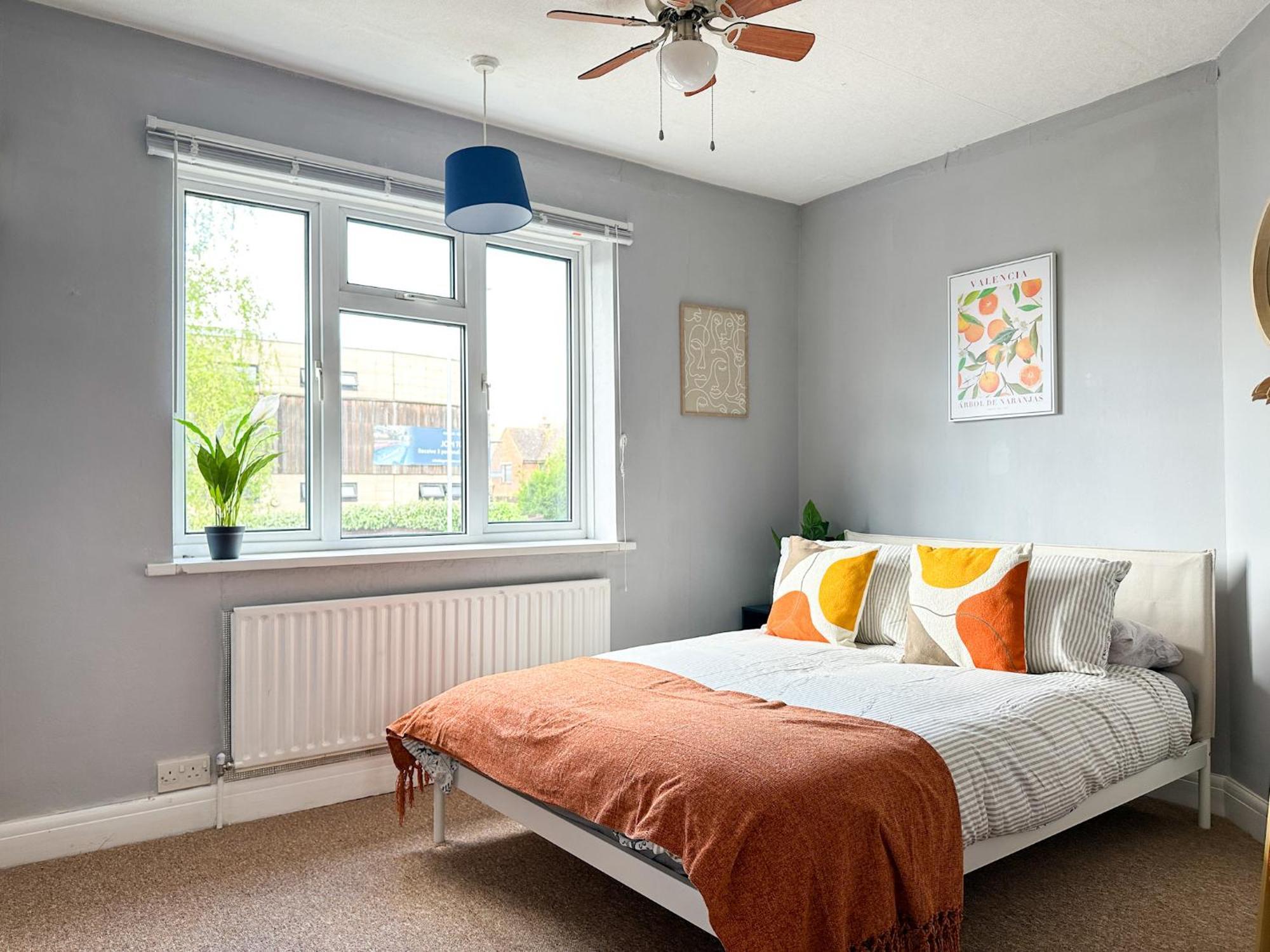 Luxury 2-bed Townhouse - Parking, Hot Tub & Fire Pit *