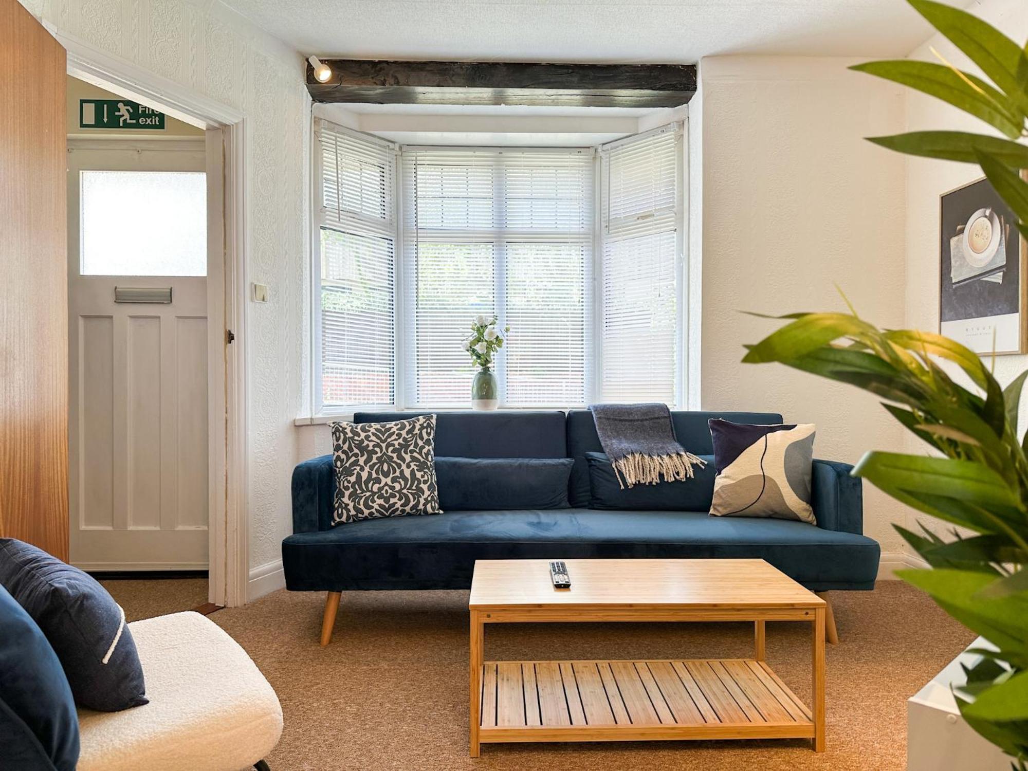 Luxury 2-bed Townhouse - Parking, Hot Tub & Fire Pit *