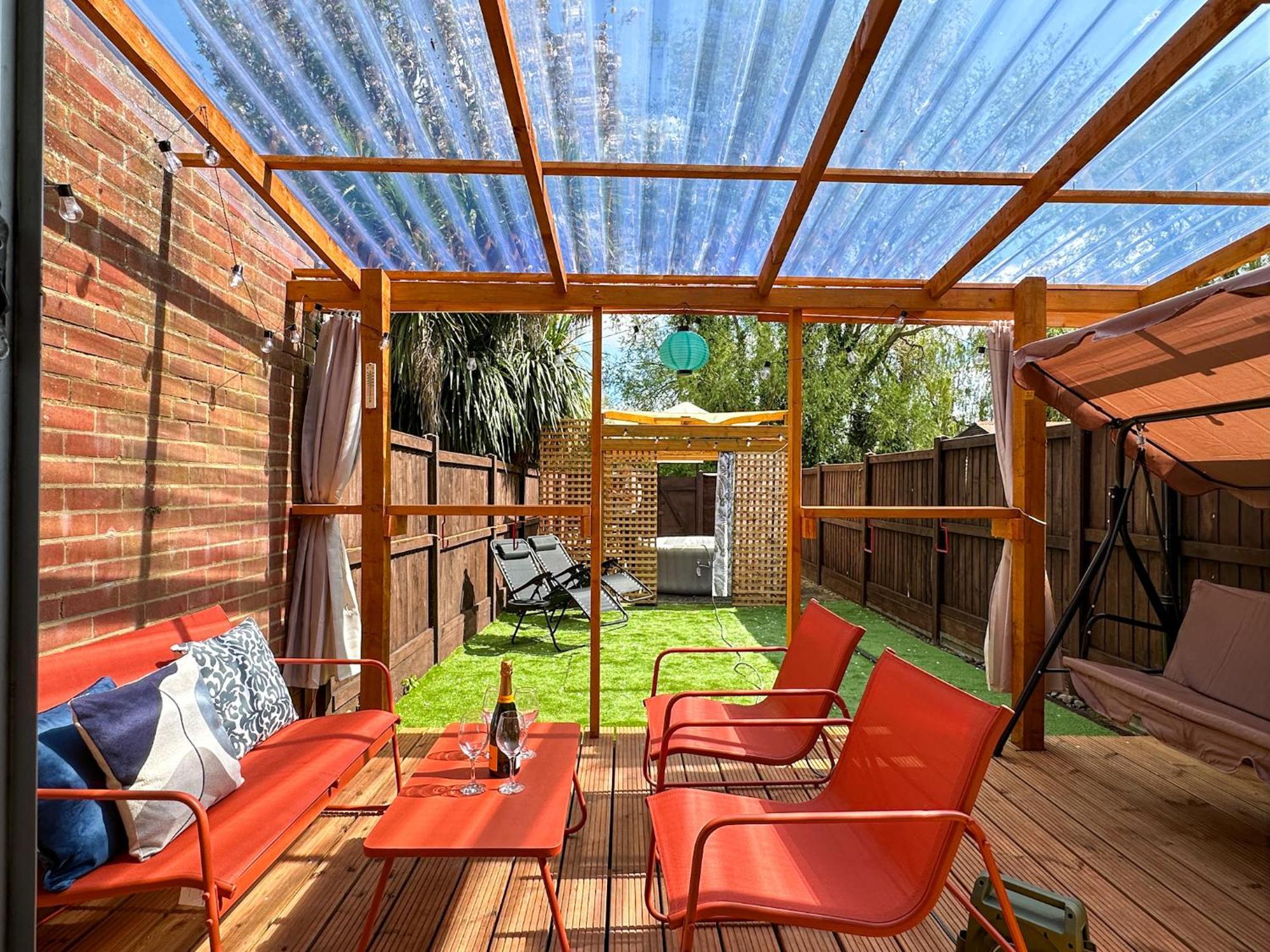 Luxury 2-bed Townhouse - Parking, Hot Tub & Fire Pit