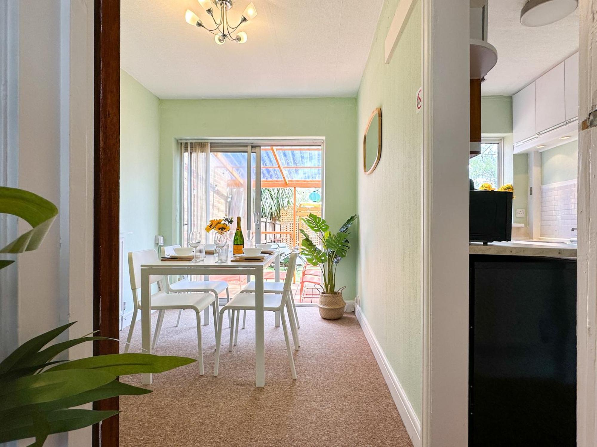Luxury 2-bed Townhouse - Parking, Hot Tub & Fire Pit