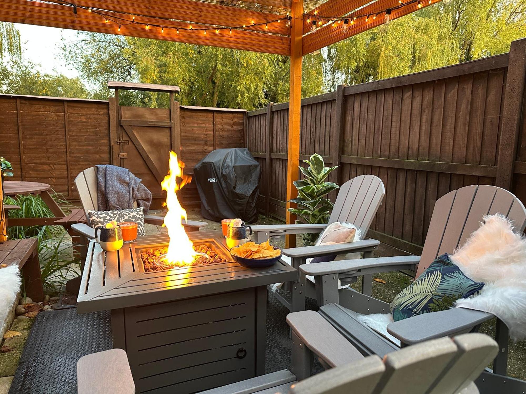 Luxury 2-bed Townhouse - Parking, Hot Tub & Fire Pit Villa Canterbury
